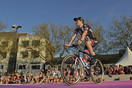Giro d' Italia: Ploegen presentatie, Tom Dumoulin, kanshebben voor de winst in de proloog, rijdt onder massale belangstelling het podium op 